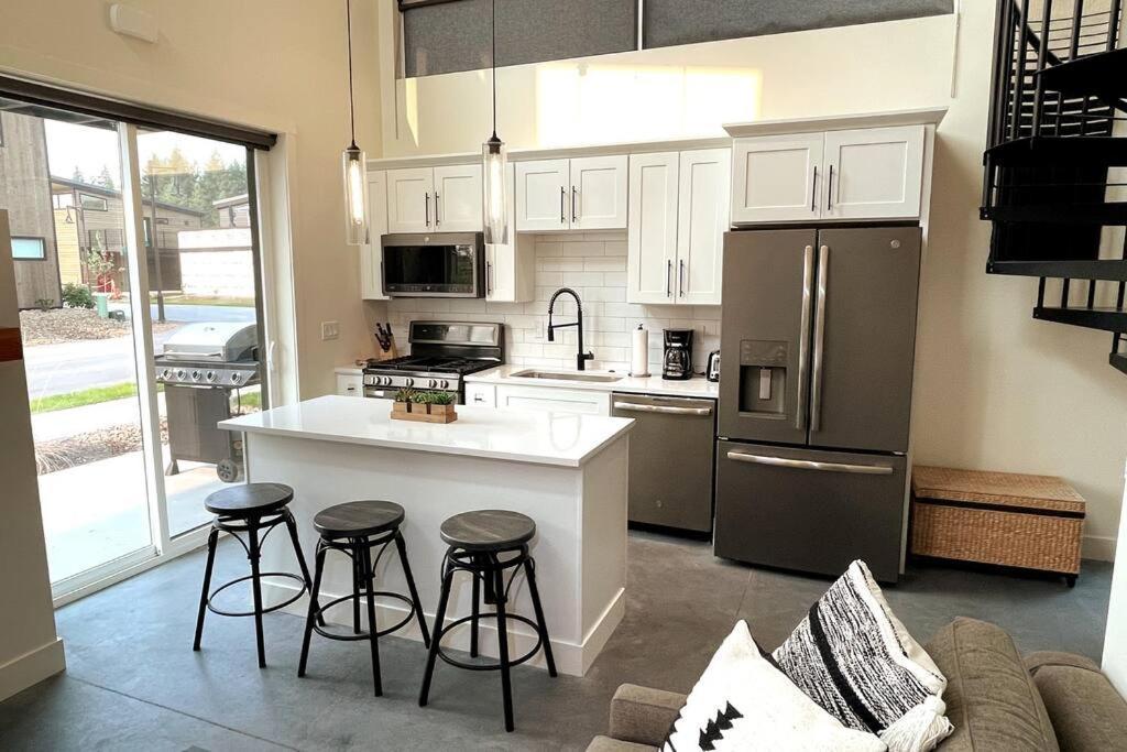 Brand New Upscale Home- Best Location! Whitefish Zewnętrze zdjęcie